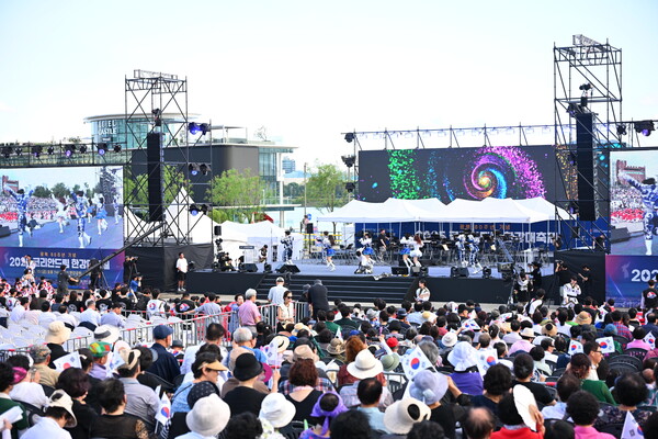 [무더운 날씨에도 현장을 찾은 시민들의 모습]