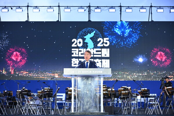 [환영사 중인 정운찬 한강대축제 대회장]