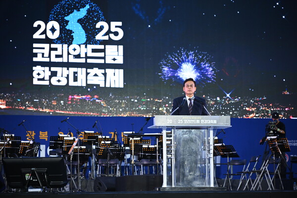 [환영사 중인 정우택 한강대축제 조직위원장]