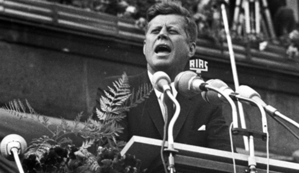 [1963년 서베를린에서 연설 중인 케네디 대통령의 모습]