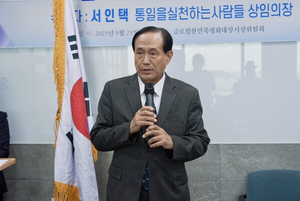 [심사 경과를 보고하는 이선우 심사위원장 모습]