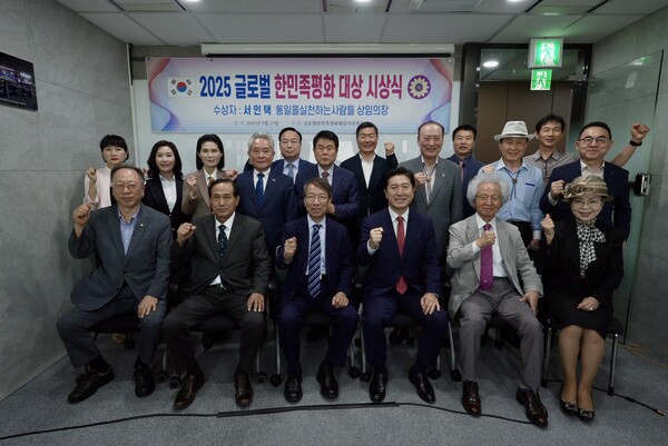 [이날 행사에 참석한 인사들 단체 사진 모습]