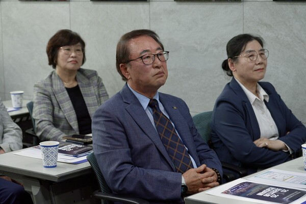 [행사에 참석한 통일신문 관계자들 모습]