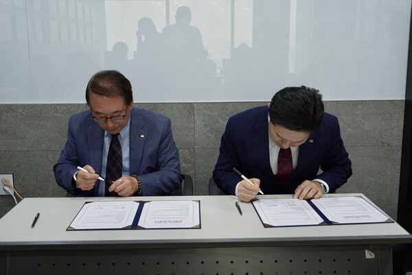 [업무협약 서명 중인 김성초 통일신문 회장(좌), 서인택 통일천사 공동상임의장(우)]