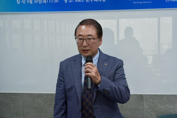 [업무협약 이후 소회를 밝히는 김성초 통일신문 회장]