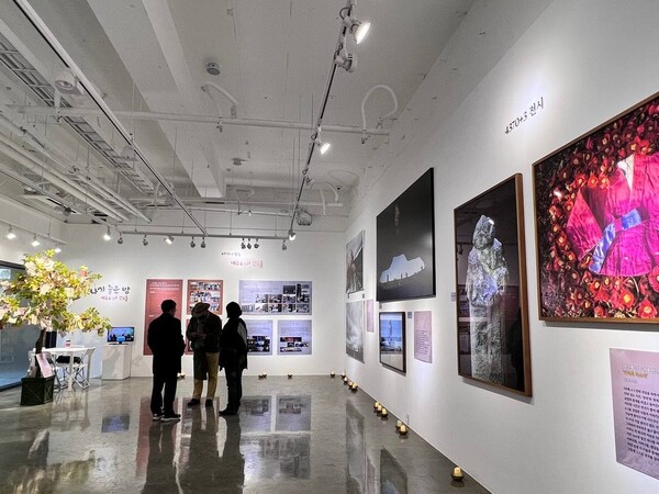 [제주도민들은 다양한 전시 등을 통해 평화의 중요성을 강조하고 있다]