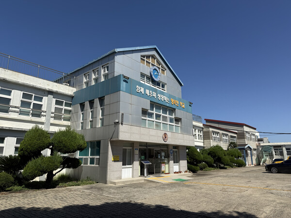 [바다가 보이는 아름다운 교정이 반겨주는 제주 신엄중학교 모습]