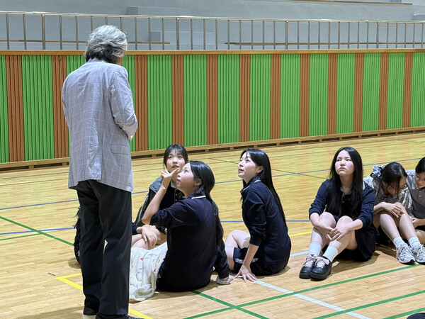 [행사 전 신엄중 학생들과 소통하는 서훈 단장의 모습]