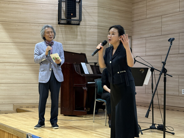 [학생들과 소통하는 탈북민 출신 소프라노 이채원 씨]