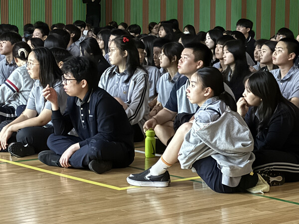 [공연에 집중하는 신엄중학교 학생들의 모습]