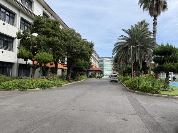 [야자수 등 이국적 풍경이 반겨주는 제주대 사범대 부설 중학교 전경]