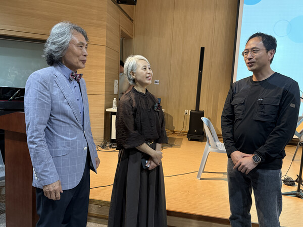 [행사 시작 전 관계자들과 인사말을 나누는 오시열 교장의 모습]