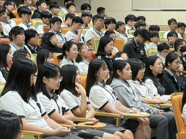 [공연에 집중하는 제주대 사범대 부설 중학교 학생들의 모습]