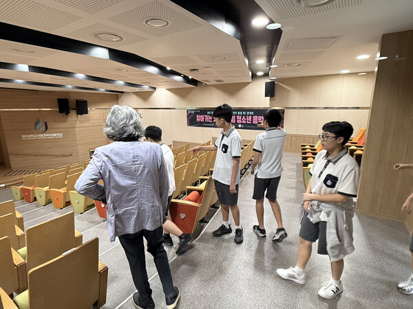 [2일 행사 시작 전 학생들과 소통하는 서훈 단장의 모습]