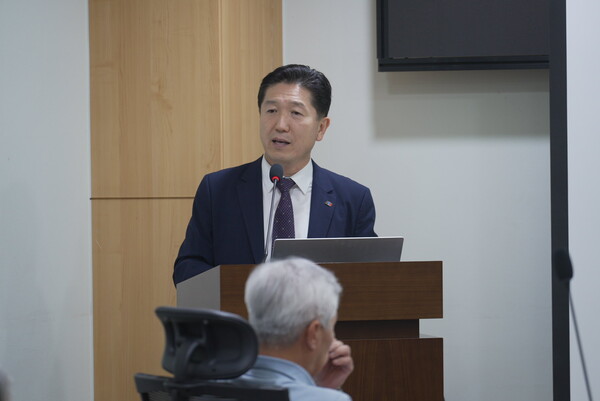 [특별 강연 중인 서인택 통일천사 공동상임의장]