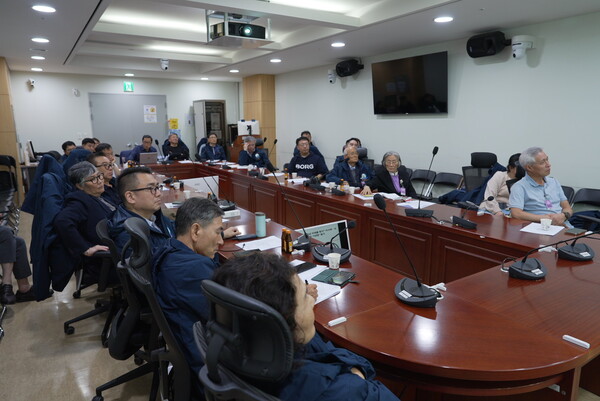 [행사 참석자들이 서 의장의 강연에 집중하고 있다]