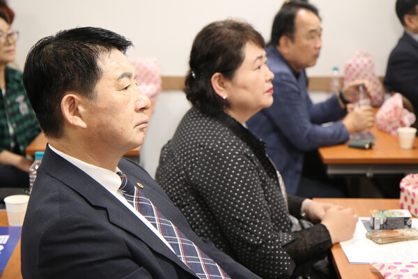 [최 원장 강연을 경청하는 참석자들의 모습]