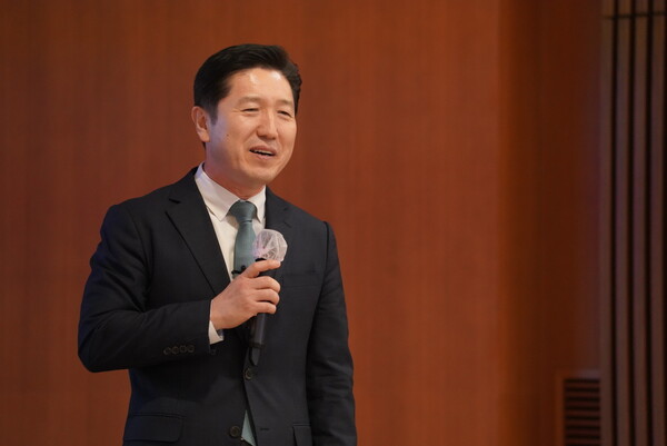 [강연 중인 서인택 통일천사 공동상임의장]