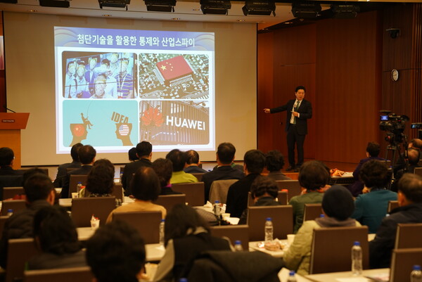 [강연 중인 서인택 통일천사 공동상임의장]