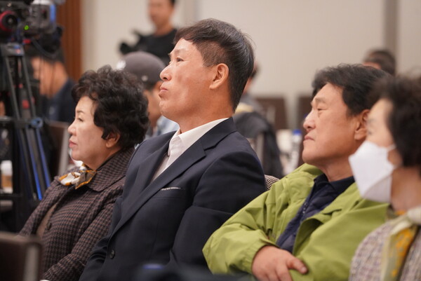 [강연에 집중하는 참석자들의 모습]