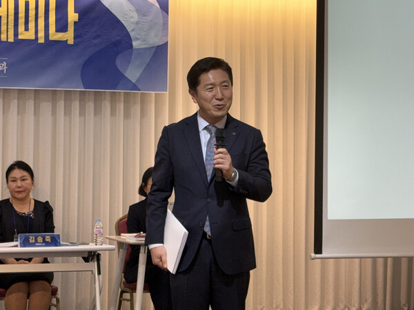 [축사 중인 서인택 통일천사 공동상임의장 모습]