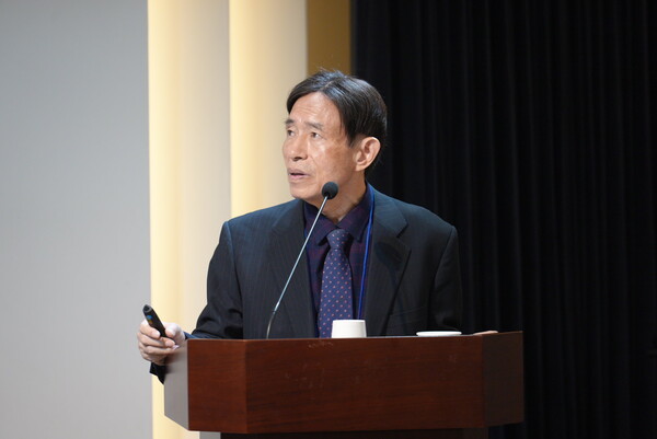 [발제 중인 정경영 한양대 국제대학원 교수]