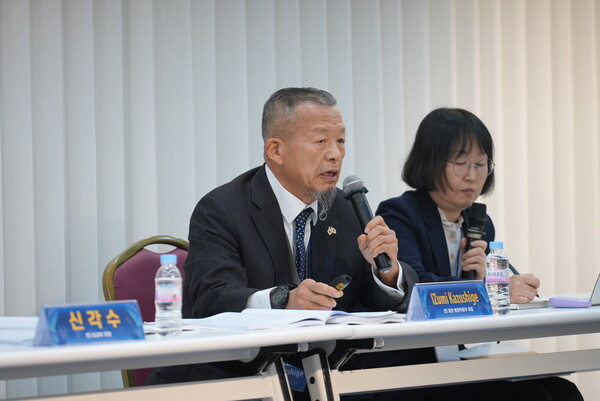 [발제 중인 이즈미 카즈시게 장군]