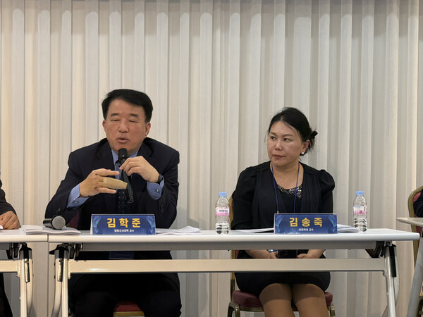 [토론 발표 중인 김학준 교수와 김송죽 교수 모습]