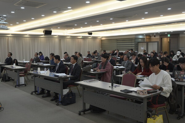 [AKU교수협회는 이와 같은 세미나를 지속 발전시켜 나갈 예정이다]