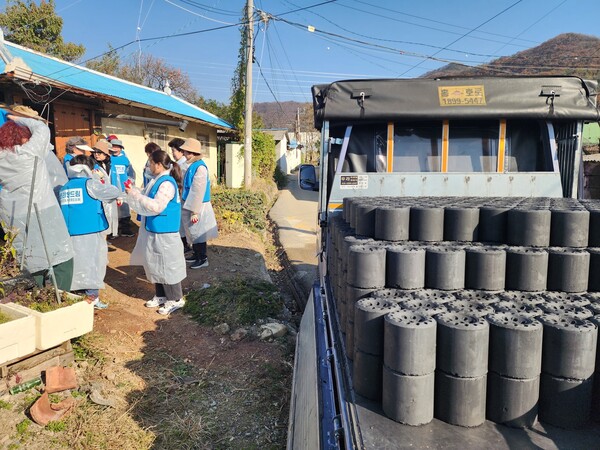 [이른 아침부터 봉사할 연탄을 준비 중인 참가자들 모습]