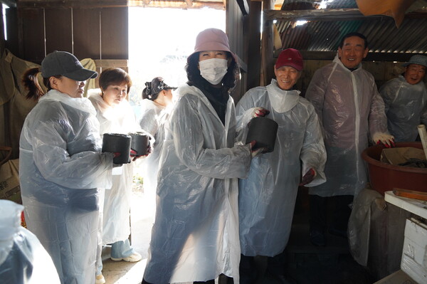 [연탄 나눔 봉사를 하고 있는 참가자들의 모습]