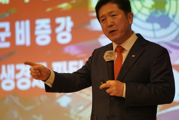 [코리안드림 특강을 진행 중인 서인택 통일천사 공동상임의장]