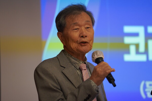 [통일 문학 6개 선언을 발표하는 김유조 문학회 회장 모습]