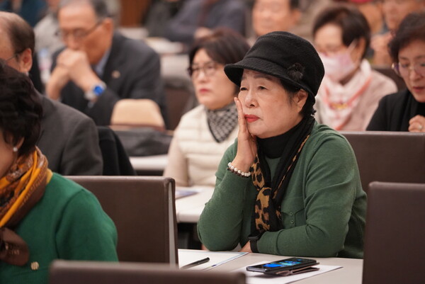 [이날 행사에 참여한 문학인들의 모습]