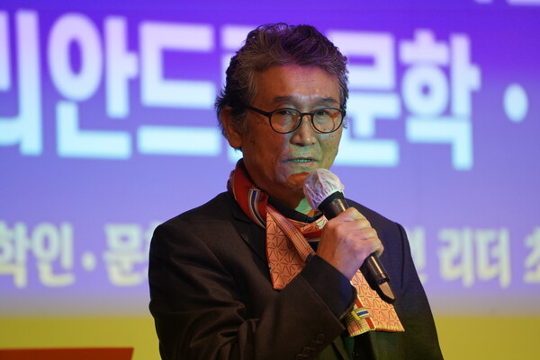 [특강을 진행 중인 김상경 문학회 수석부회장 모습]